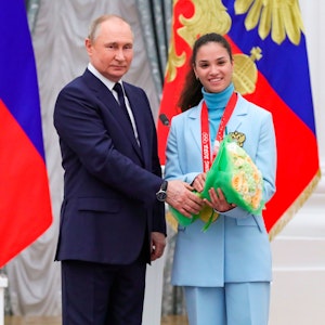 Wladimir Putin ehrt Ski-Langläuferin Veronika Stepanowa.