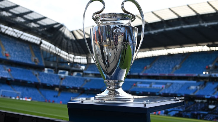 Der Pokal der Champions League steht im Stadion von Manchester City.