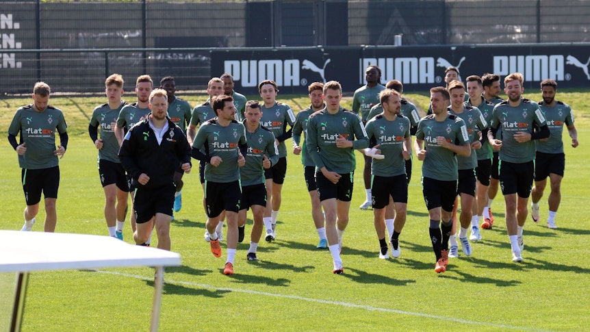 Die Mannschaft von Borussia Mönchengladbach bereitet sich beim Training am 28. April 2022 im Borussia-Park auf das Spiel gegen RB Leipzig vor. Die Spieler laufen gemeinsam mit Athletiktrainer Quirin Löppert.