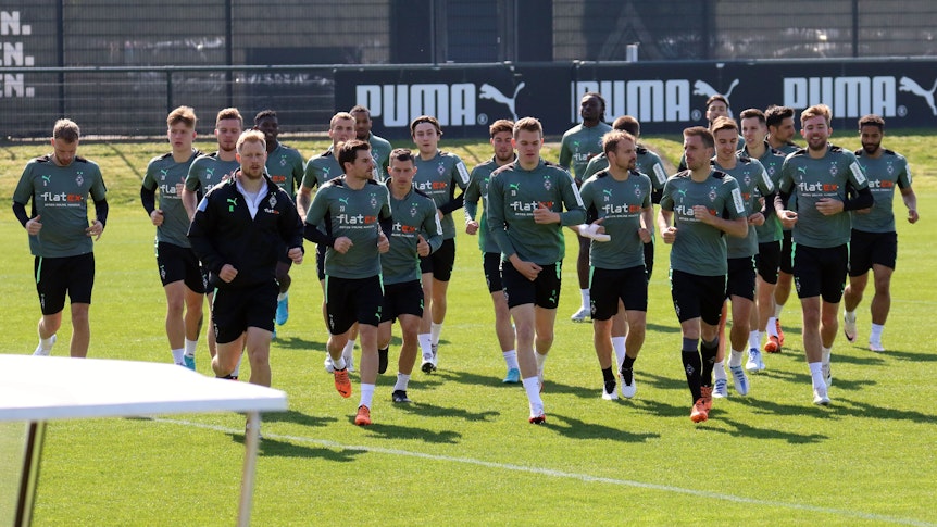 Beim Training von Borussia Mönchengladbach am 28. April 2022 sind drei zuvor verletzte Spieler wieder eingestiegen.