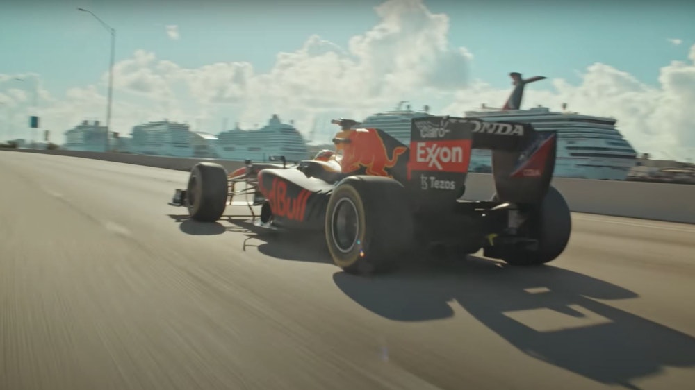 Sergio Pérez fährt für einen Werbe-Film seines Teams Red Bull zum Grand Prix der USA durch die Straßen von Miami