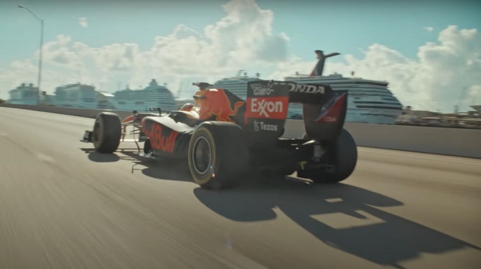 Sergio Pérez fährt für einen Werbe-Film seines Teams Red Bull zum Grand Prix der USA durch die Straßen von Miami