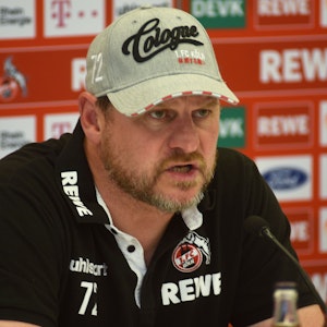 Trainer Steffen Baumgart spricht auf der Pressekonferenz des 1. FC Köln vor dem Spiel beim FC Augsburg.