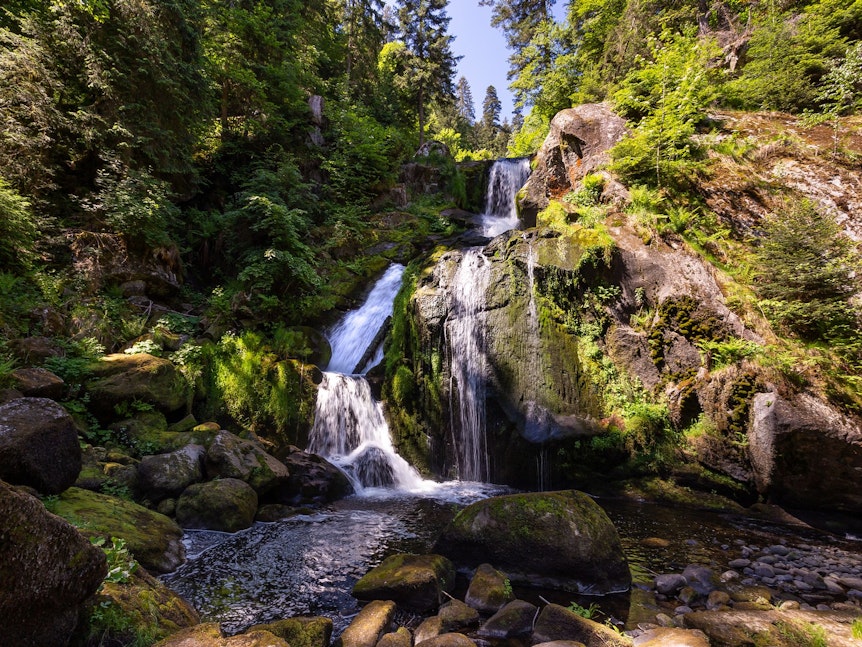 Die Triberger Wasserfälle sind ein Highlight beim Erkunden des Schwarzwalds.