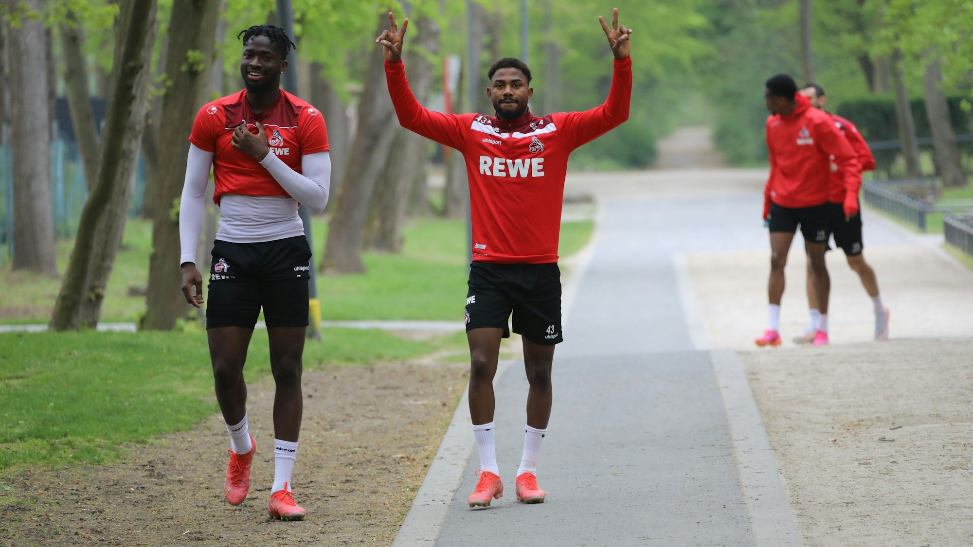 Emmanuel Dennis und Tolu Arokodare gehen zum Training des 1. FC Köln.