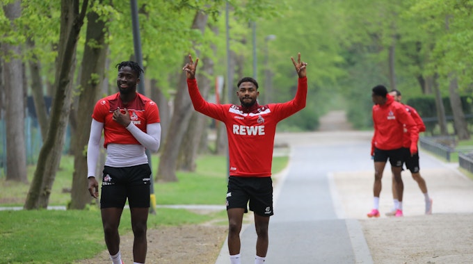 Emmanuel Dennis und Tolu Arokodare gehen zum Training des 1. FC Köln.