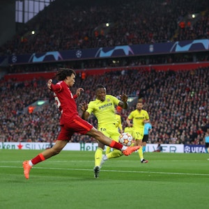 Pervis Estupiñán kommt im Halbfinal-Hinspiel der Champions League zwischen Liverpool und Villarreal zu spät gegen Trent Alexander-Arnold
