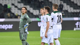Torwart Yann Sommer (l.) sowie die Offensivspieler Patrick Herrmann (Mitte) und Jonas Hofmann (vorne), hier am 5. Dezember 2021 nach einer Partie gegen den SC Freiburg, sollen bei Borussia Mönchengladbach bleiben.