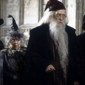 Szene aus dem Film Harry Potter und die Kammer des Schreckens. Zu sehen sind hier Maggie Smith (als Minerva McGonagall), Miriam Margolyes (als Pomona Sprout), Richard Harris (als Albus Dumbledore) und Alan Rickman (als Severus Snape) v.l.