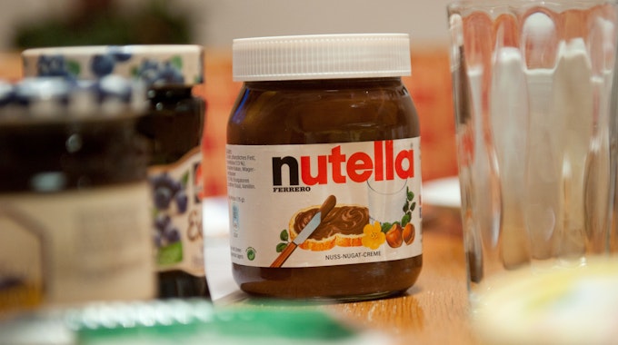 ARCHIV - Ein Glas Nutella auf einem Frühstückstisch. Aktuell verunsichert der Ferrero-Rückruf die Fans der Nuss-Nougat-Creme.