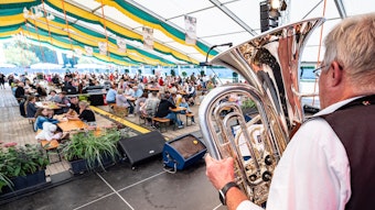 Ein Musiker spielt mit seiner Tuba in einem Festzelt auf dem Gelände des Straubinger Herbstfestes.