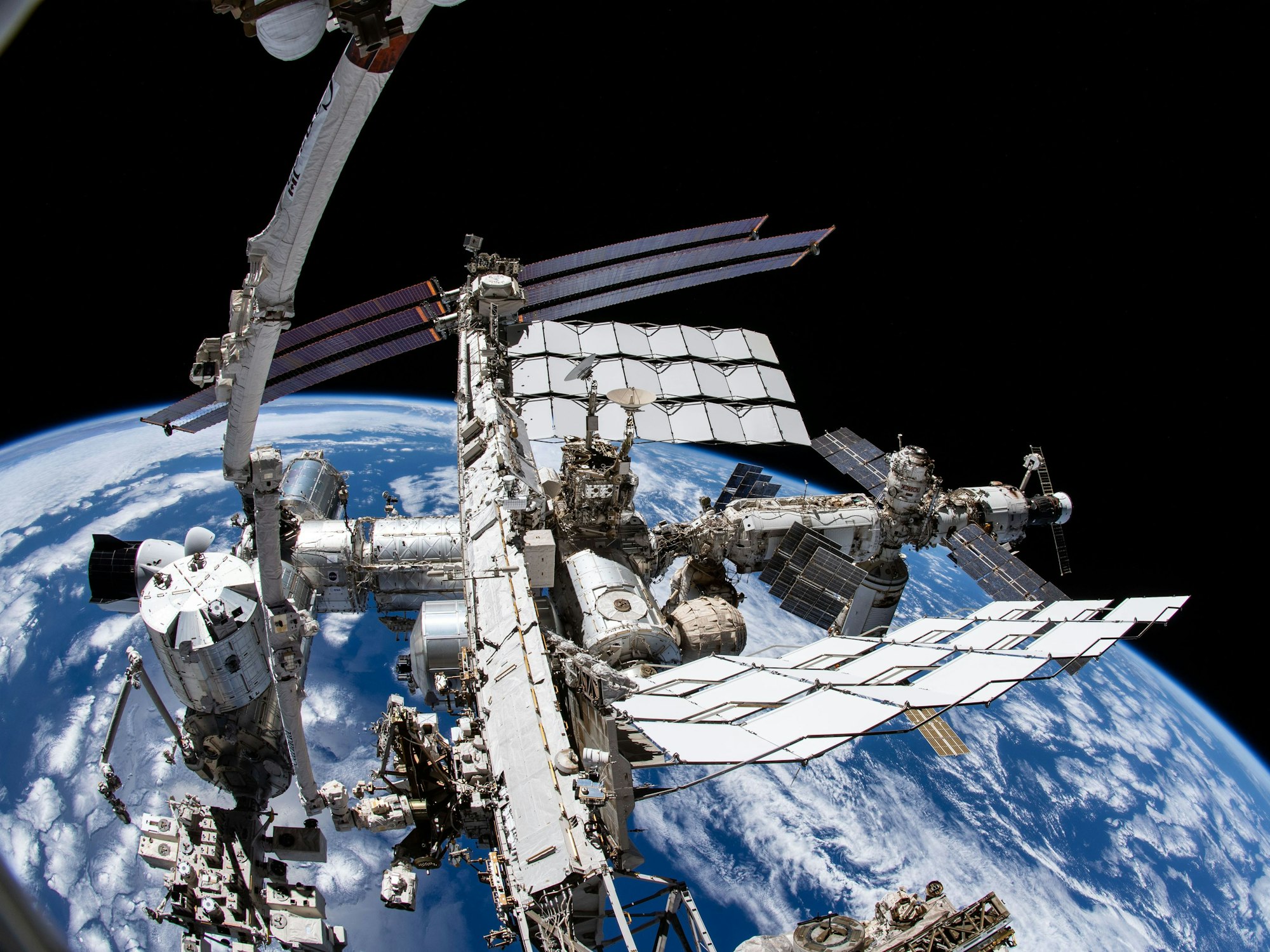 Eine Aufnahme aus der Kamera des Nasa-Astronauten Thomas Marshburn zeigt die Internationale Raumstation ISS und die Erde darunter.