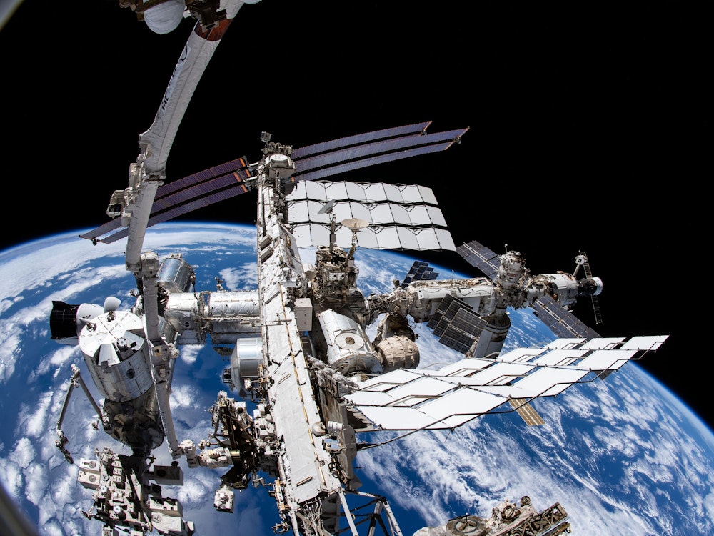 Eine Aufnahme aus der Kamera des Nasa-Astronauten Thomas Marshburn zeigt die Internationale Raumstation ISS und die Erde darunter.