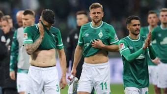 Ernüchterung bei den Spielern von Werder Bremen nach der 2:3-Niederlage gegen Holstein Kiel.