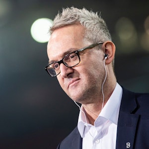 Alexander Wehrle, Vorstandsvorsitzender des VfB Stuttgart, steht vor dem Spiel im Stadion.