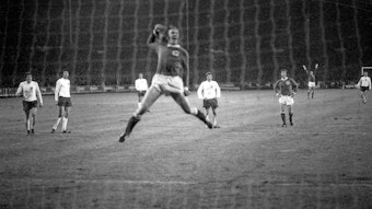 Günter Netzer bejubelt am 29. April 1972 seinen Elfmetertreffer beim Sieg der deutschen Fußball-Nationalmannschaft gegen England in Wembley. Netzer springt vor Freude in die Luft.
