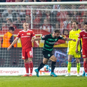 Hängende Köpfe bei Union Berlin nach einem Gegentor im Bundesliga-Spiel gegen Greuther Fürth.