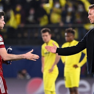 Julian Nagelsmann und Robert Lewandowski klatschen nach dem Spiel des FC Bayern in der Champions League beim FC Villarreal ab.