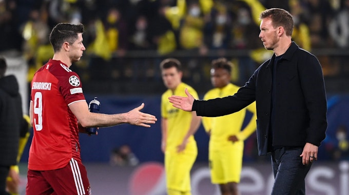 Julian Nagelsmann und Robert Lewandowski klatschen nach dem Spiel des FC Bayern in der Champions League beim FC Villarreal ab.