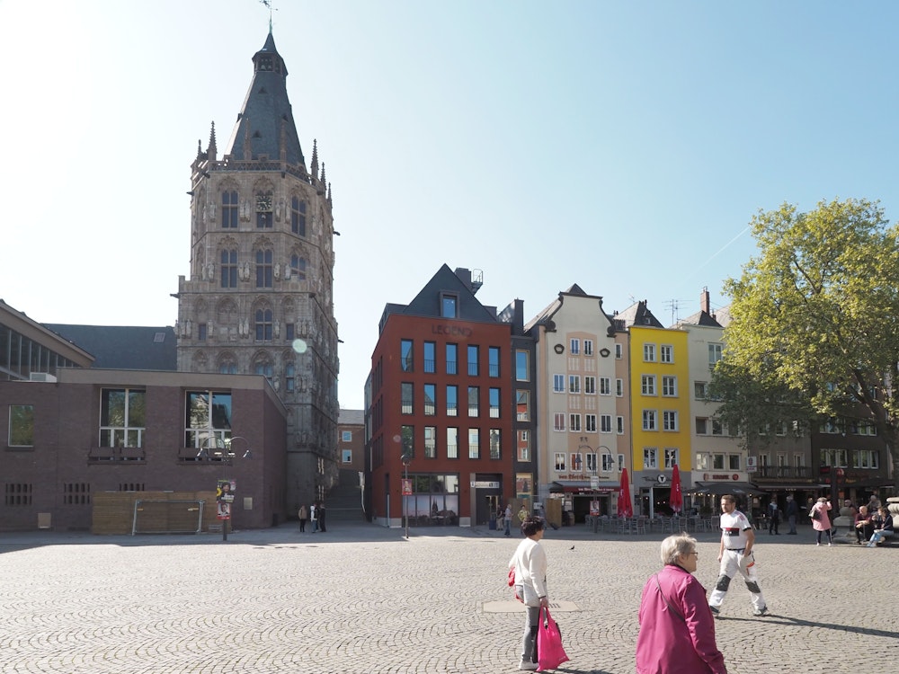 Das Rote Haus, die Rathaustreppe und der Rathausturm auf dem Kölner Alter Markt.