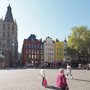 Das Rote Haus, die Rathaustreppe und der Rathausturm auf dem Kölner Alter Markt.