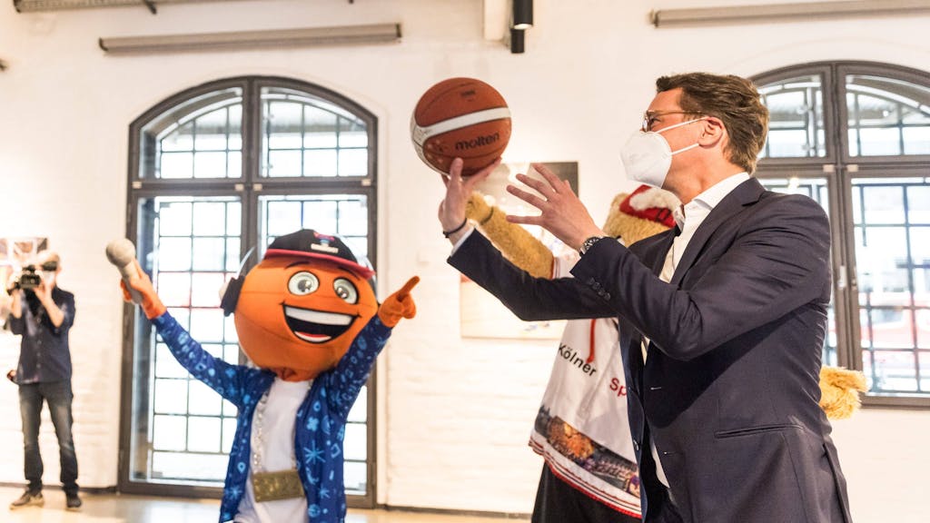 EuroBasket-Pressekonferenz 29.04.2022 Hendrik Wuest Ministerpraesident des Landes Nordrhein-Westfalen wirft Körbe.