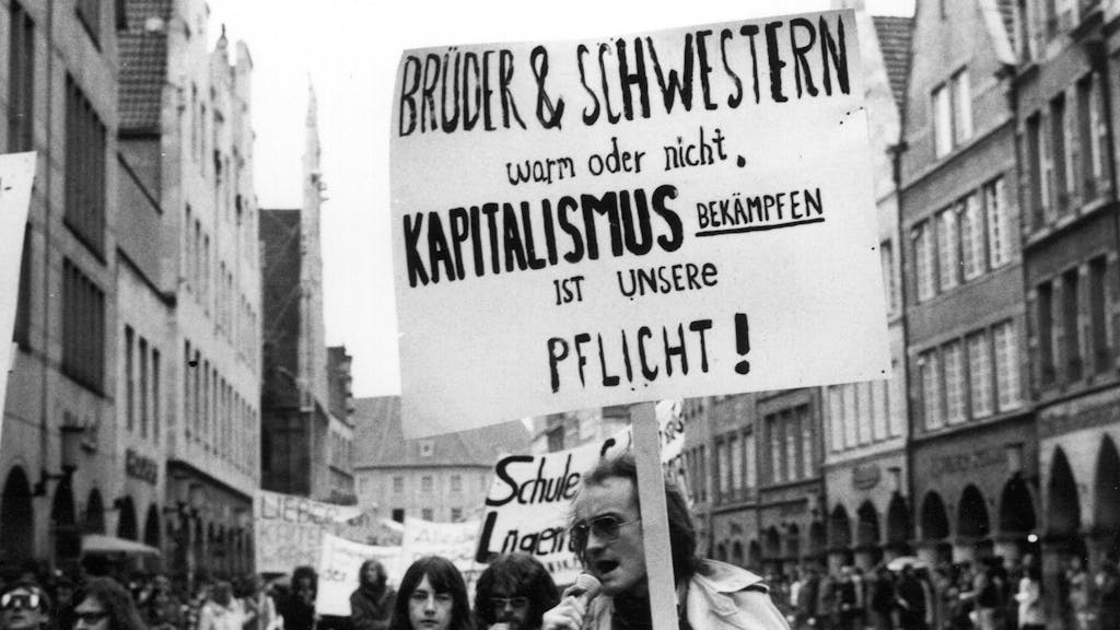 Martin Dannecker läuft am 29. April 1972 in Münster bei der ersten Schwulendemo mit. In der frommen Universitätsstadt mitten im ländlichen Westfalen wollten schwule Männer endlich für ihre Rechte auf die Straßen gehen.