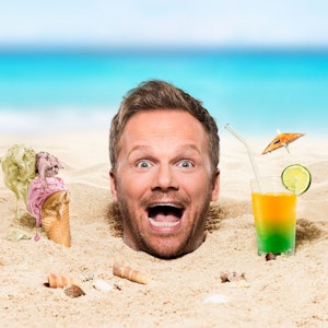 Comedian Ralf Schmitz posiert für sein Programm "Schmitzfrei" in einer Strandkulisse