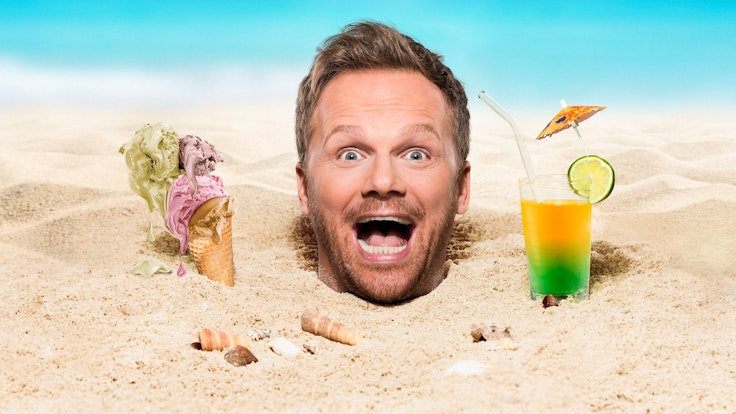Comedian Ralf Schmitz posiert für sein Programm "Schmitzfrei" in einer Strandkulisse
