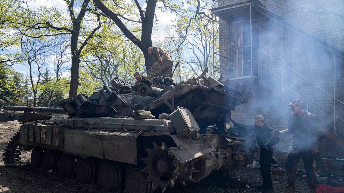 Ukrainische Soldaten reparieren ihren Panzer nach Kämpfen gegen russische Truppen in der Region Donezk.