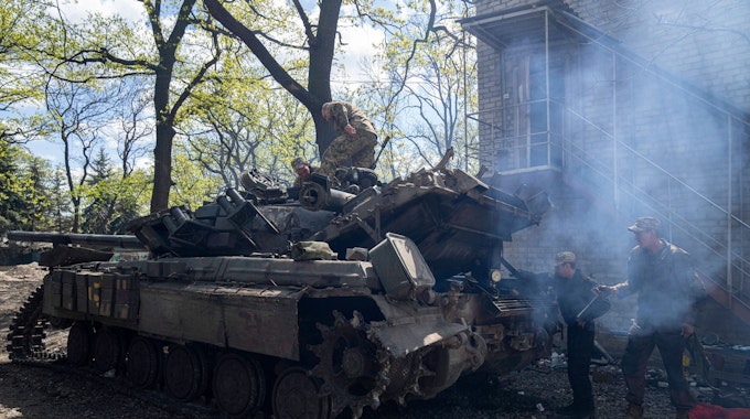 Ukrainische Soldaten reparieren ihren Panzer nach Kämpfen gegen russische Truppen in der Region Donezk.