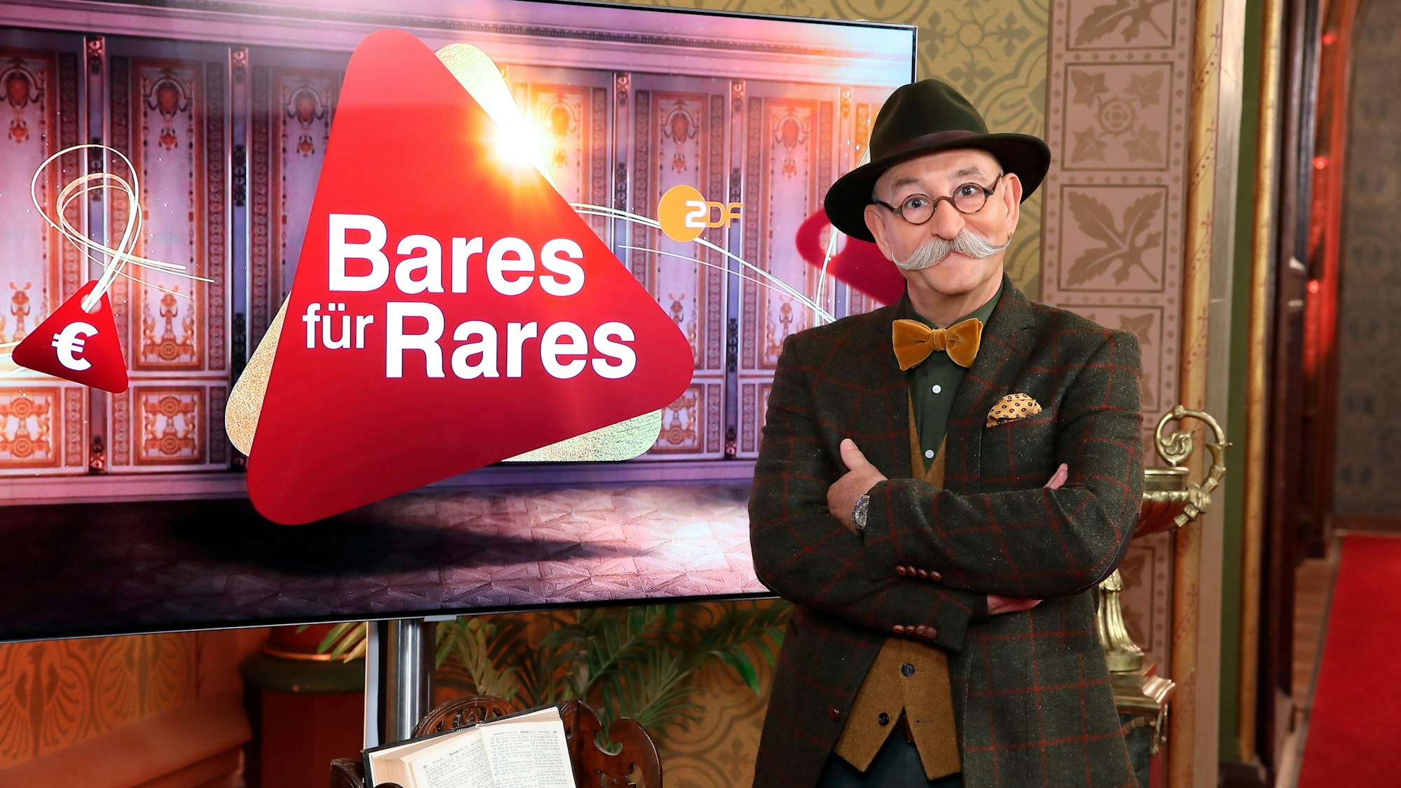 Moderator Horst Lichter steht neben dem Logo der Sendung Bares für Rares (undatierte Aufnahme). Ein Verkäufer überraschte mit einer grandiosen Taktik.