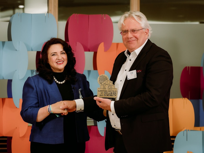 Helena Dalli, EU-Kommissarin für Gleichstellung, überreichte Kölns Bürgermeister Dr. Ralph Elster die Auszeichnung als Europäische Hauptstadt für Vielfalt und Integration.