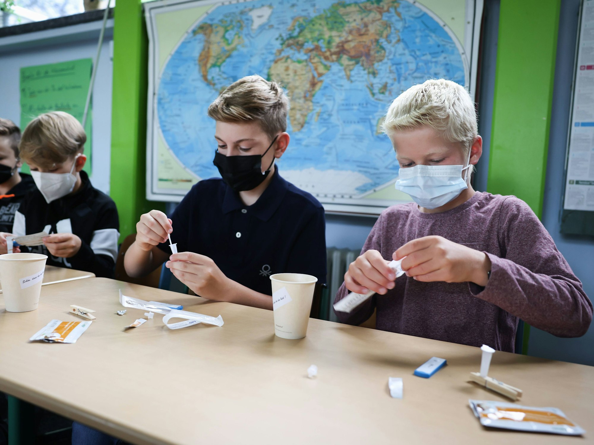 Schüler der Klasse 6a am Goethe-Gymnasium in Hamburg-Lurup machen einen Corona-Schnelltest im Klassenzimmer.