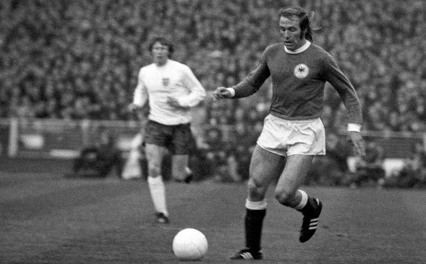 Günter Netzer führt als überragender Spielgestalter am 29. April 1972 die deutsche Fußball-Nationalmannschaft in Wembley zum ersten Sieg überhaupt auf englischem Boden. Netzer hat den Ball am Fuß.