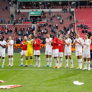 Die Fans des 1. FC Köln feiern ihre Mannschaft nach dem Sieg in Augsburg.