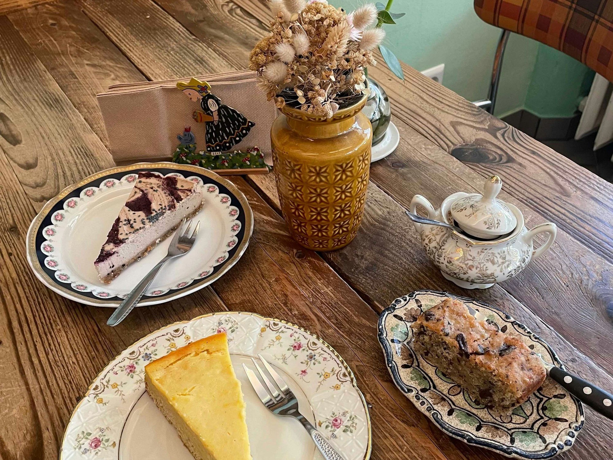 Ein „PURPLE raw Kuchen“, ein veganer Zitronen-Cheesecake und ein „BASCHO Bananenbrot“ im Café vevi am 27. April 2022 in Köln.