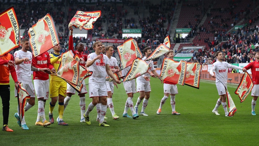 Der 1. FC Köln feiert den Auswärtssieg beim FC Augsburg mit seinen Fans.