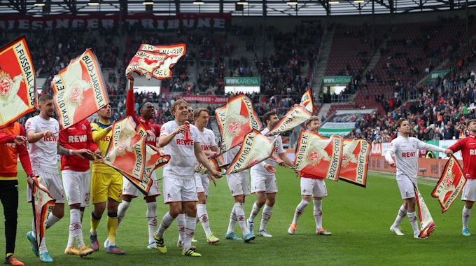 Der 1. FC Köln feiert den Auswärtssieg beim FC Augsburg mit seinen Fans.