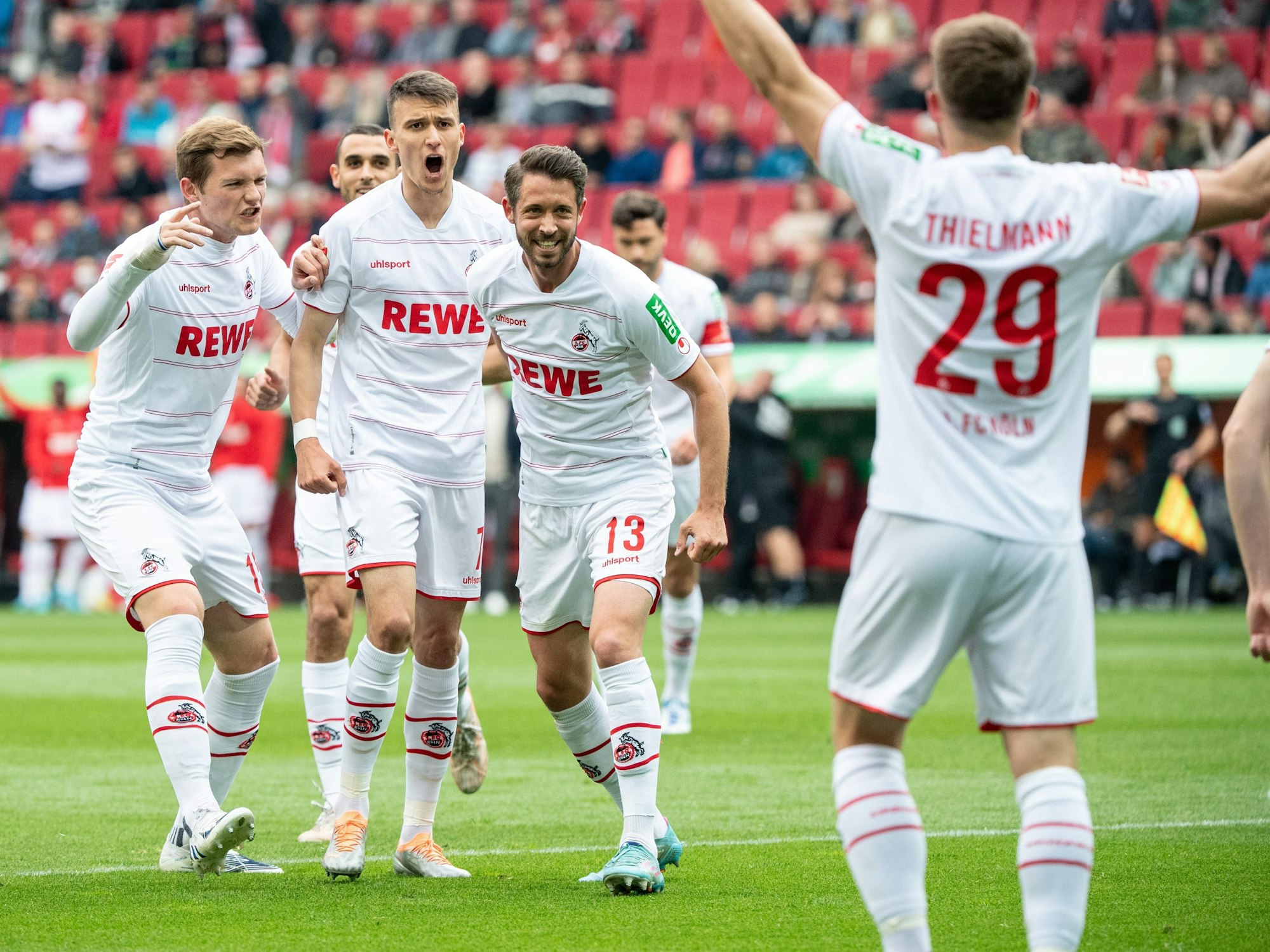 Der 1. FC Köln feiert die Führung gegen Augsburg.