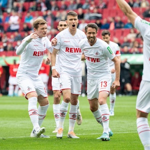 Der 1. FC Köln feiert die Führung gegen Augsburg.
