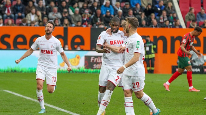 Die Spieler der 1. FC Köln feiern beim FC Augsburg.