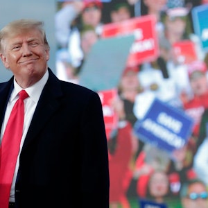 Donald Trump im Anzug und lächelnd am 09. April 2022 in North Carolina.