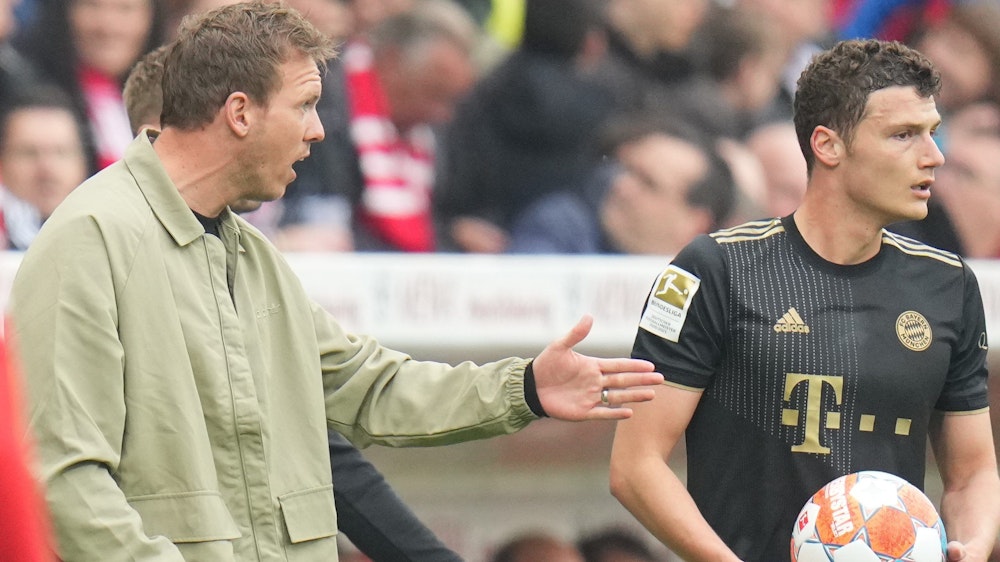 Münchens Trainer Julian Nagelsmann (l) mit Benjamin Pavard an der Seitenlinie in Mainz.
