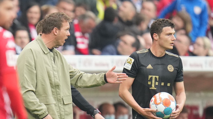 Münchens Trainer Julian Nagelsmann (l) mit Benjamin Pavard an der Seitenlinie in Mainz.