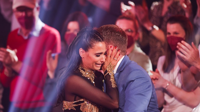 Amira Pocher, Moderatorin, und ihr Mann Oliver Pocher, Moderator, liegen sich nach ihrem Tanz weinend in den Armen in der RTL-Tanzshow „Let's Dance“ im Coloneum.