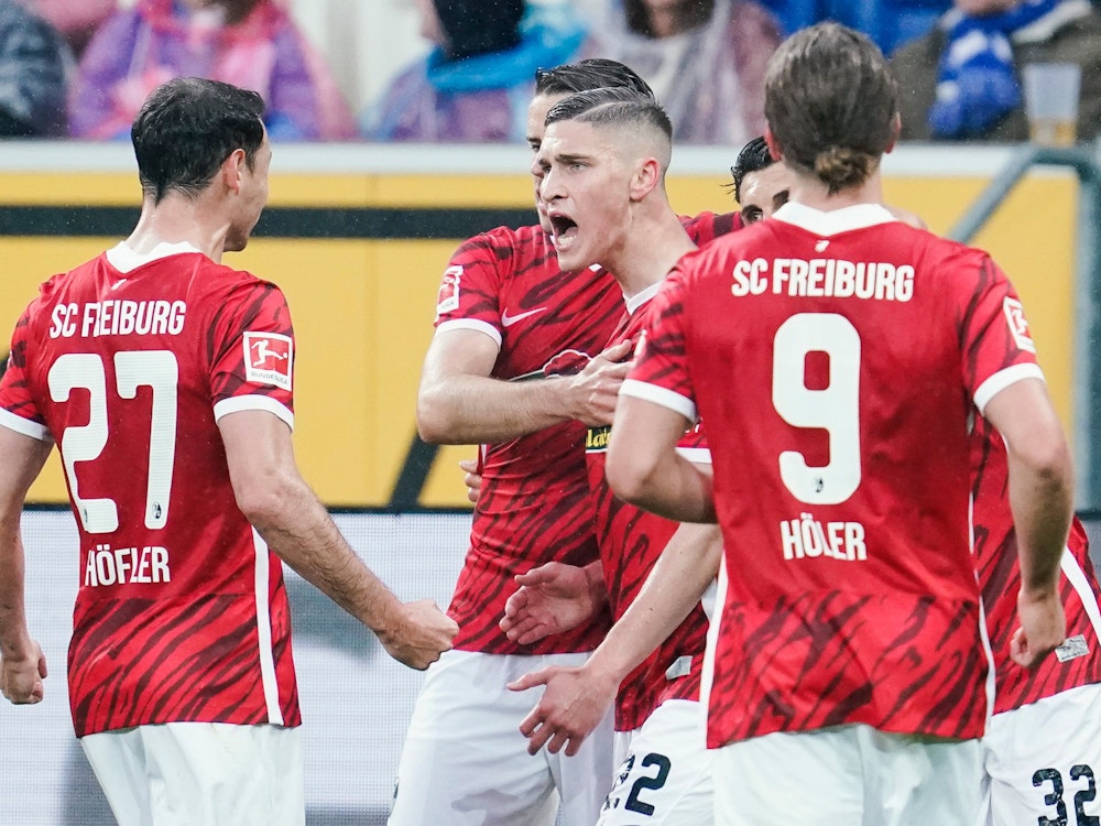 Freiburgs Torschütze Roland Sallai (M) jubelt mit Mannschaftskollegen über das Tor zum 0:1.