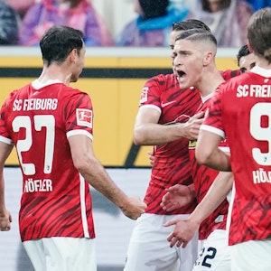 Freiburgs Torschütze Roland Sallai (M) jubelt mit Mannschaftskollegen über das Tor zum 0:1.