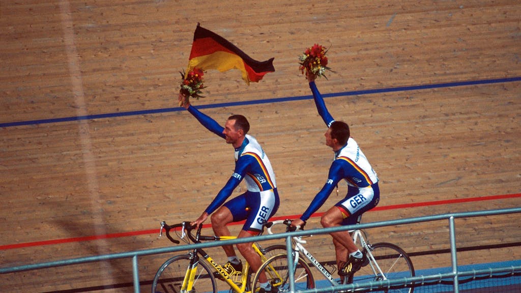 Jens Lehmann (li.) und Olympiasieger Robert Bartko auf der Ehrenrunde beim Bahnradfahren in Sydney.