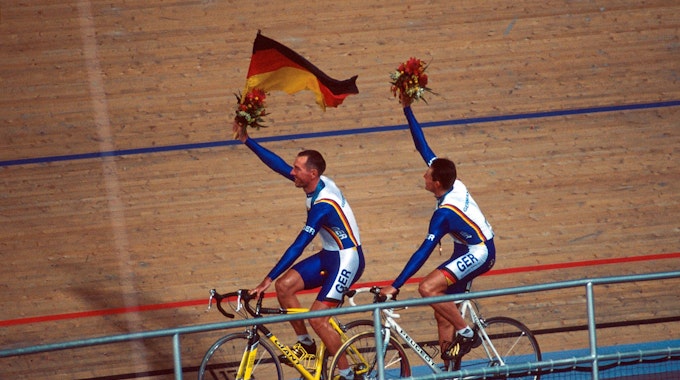 Jens Lehmann (li.) und Olympiasieger Robert Bartko auf der Ehrenrunde beim Bahnradfahren in Sydney.